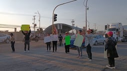 Hasta una hora tardan vecinos en pasar un tramo del bulevar Santa Catarina en Pachuca