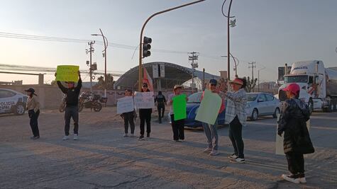 Hasta una hora tardan vecinos en pasar un tramo del bulevar Santa Catarina en Pachuca
