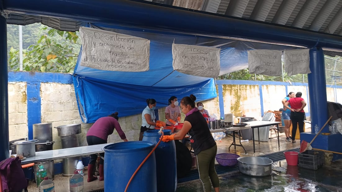 Comedor comunitario instalado en el bachillerato de la cabecera municipal de Huehuetla donde preparan 3 mil raciones diarias para damnificados por las inundaciones y derrumbes
Fotos Lourdes Naranjo