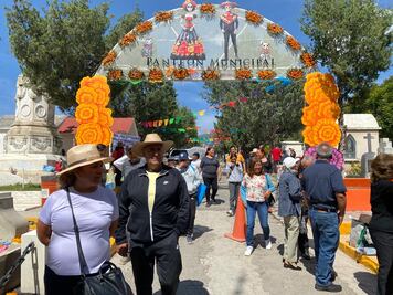 Panteones de Hidalgo se llenan de vida en Día de Todos los Santos