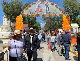 Panteones de Hidalgo se llenan de vida en Día de Todos los Santos