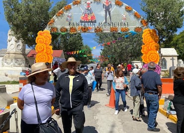 Panteones de Hidalgo se llenan de vida en Día de Todos los Santos