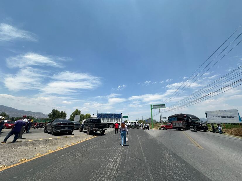 Padres de familia cierran carretera Progreso- Francisco I. Madero | Foto: Ricky Serrano