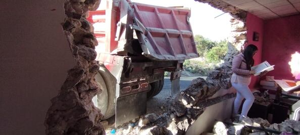 Camión de volteo choca contra casa y tira una barda en Atotonilco de Tula