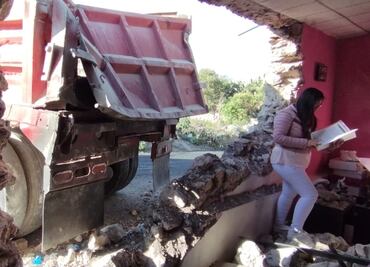 Camión de volteo choca contra casa y tira una barda en Atotonilco de Tula
