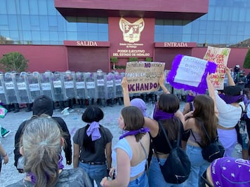 Miles de mujeres marchan en Pachuca; derriban vallas y exigen justicia