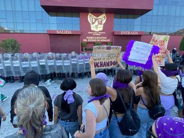 Miles de mujeres marchan en Pachuca; derriban vallas y exigen justicia