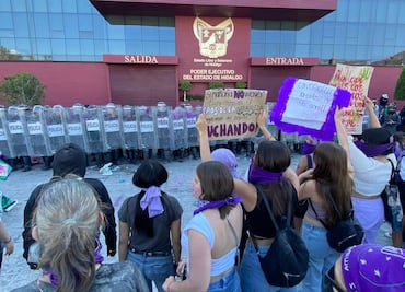 Miles de mujeres marchan en Pachuca; derriban vallas y exigen justicia