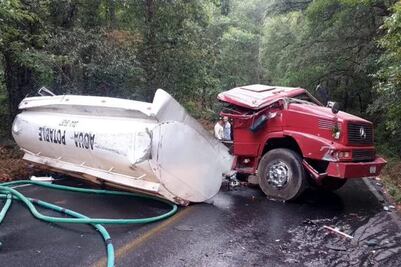 Vuelca pipa de agua en la carretera a El Chico y deja bloqueados los accesos