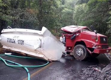 Vuelca pipa de agua en la carretera a El Chico y deja bloqueados los accesos
