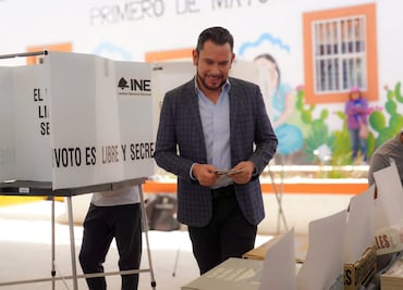 Amonestan a Israel Félix por promoción personalizada y uso indebido de recursos públicos