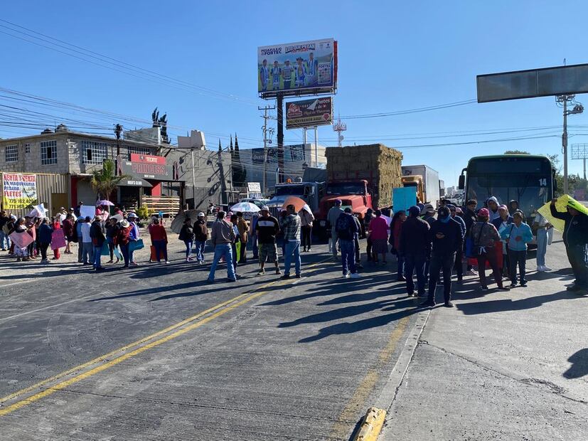 Pacientes que reciben hemodiálisis en la clínica 36 del IMSS bloquean la carretera México-Pachuca, en ambas direcciones a la altura de la estación de Tuzobús Matilde. Foto: Luis Soriano