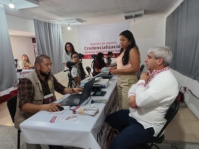 Regularizan credencialización de salud para adultos mayores en Pachuca