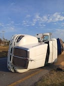 Vuelca camión cargado con maíz en la México–Tuxpan; grano queda esparcido en la carretera