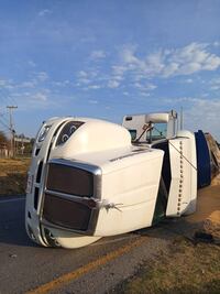 Vuelca camión cargado con maíz en la México–Tuxpan; grano queda esparcido en la carretera