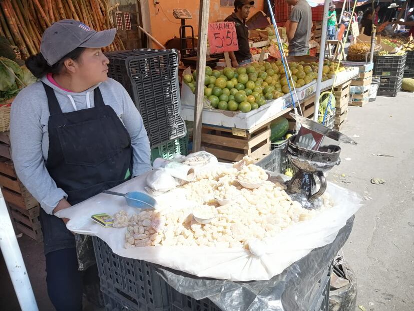 Comerciantes esperan que repunten de ventas por Día de Muertos | Foto: Grisel Lira