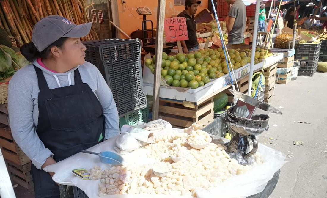 Comerciantes esperan que repunten de ventas por Día de Muertos | Foto: Grisel Lira
