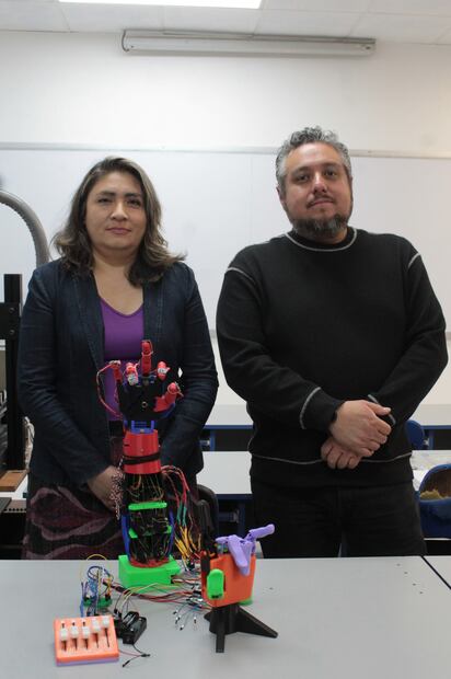 Estudiante de la UAEH desarrolla prótesis de mano accesible y funcional | Foto: Especial