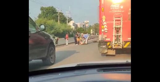 Motociclista se lesiona al caer de su unidad en el bulevar Adolfo López Mateos