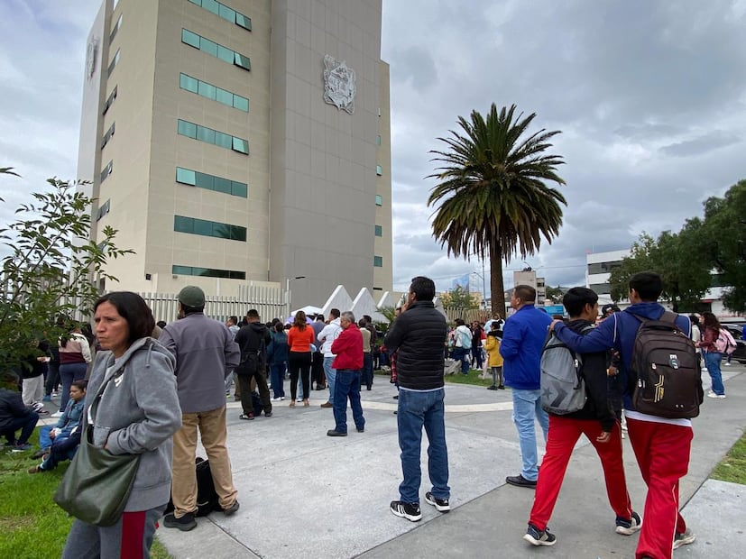 Casi 12 mil jóvenes presentan examen de admisión a preparatorias de la UAEH | Foto: Luis Soriano