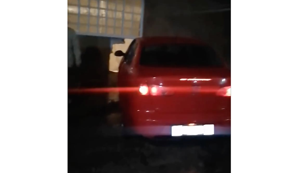 Una familia fue sorprendida, cuando un auto, manejado por una persona en estado de ebriedad, chocó contra su casa I Foto: captura de video