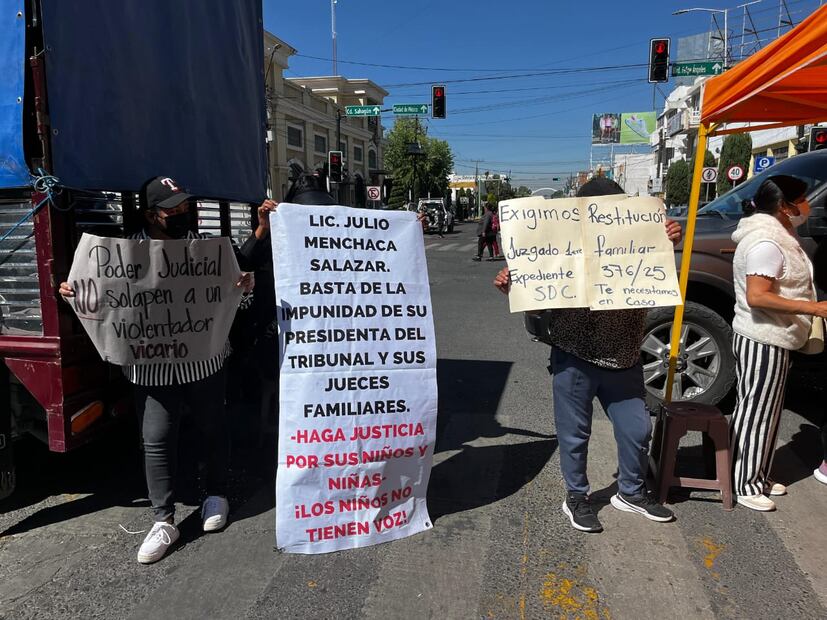 Madre bloquea calles en Pachuca para exigir custodia de su hijo | Foto: Ricardo Calleja