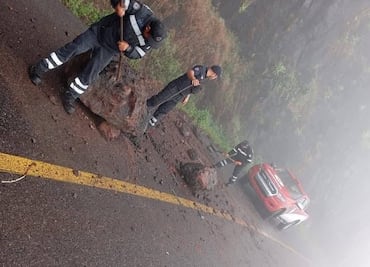 Retiran derrumbe en la México–Tampico tras lluvias en la sierra de Tlanchinol