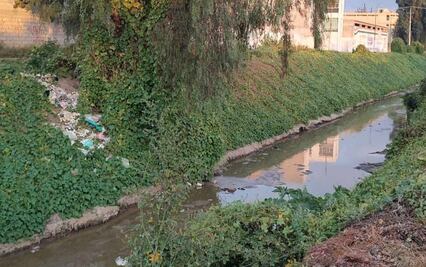 Captan a sujeto tirando basura en río papalote de Tizayuca