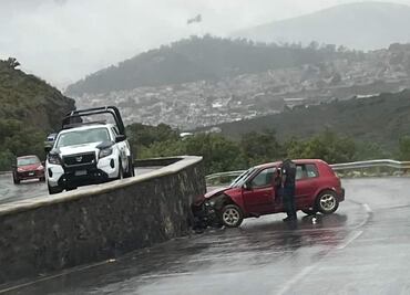 Derrapa auto y se estrella en el Corredor de la Montaña