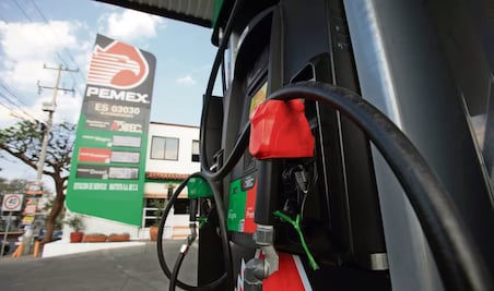 Gobierno federal y empresas gasolineras pactan mantener en 24 pesos el litro de gasolina
