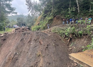 Avanza recuperación en Acaxochitlán: caminos abiertos y 60% de energía restablecida