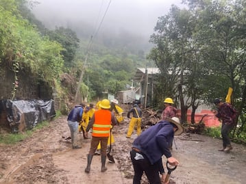 Continúan cerrados el 54 por ciento de los caminos afectados por huracán Priscilla