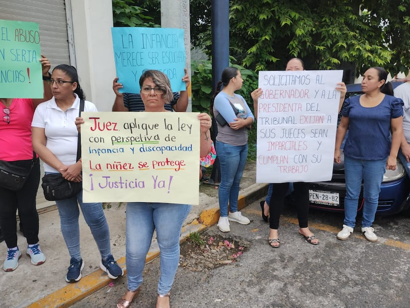 Personas se manifestaron en contra de un maestro acusado de violar a dos niños I Foto: Francisco Bautista