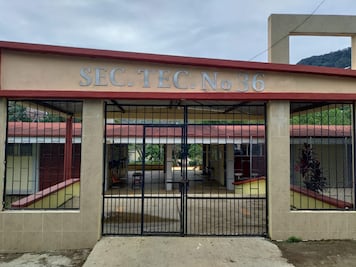 Acusan a directora de cerrar Secundaria Técnica en Huejutla