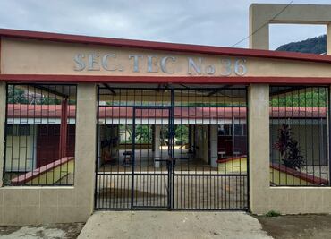 Acusan a directora de cerrar Secundaria Técnica en Huejutla