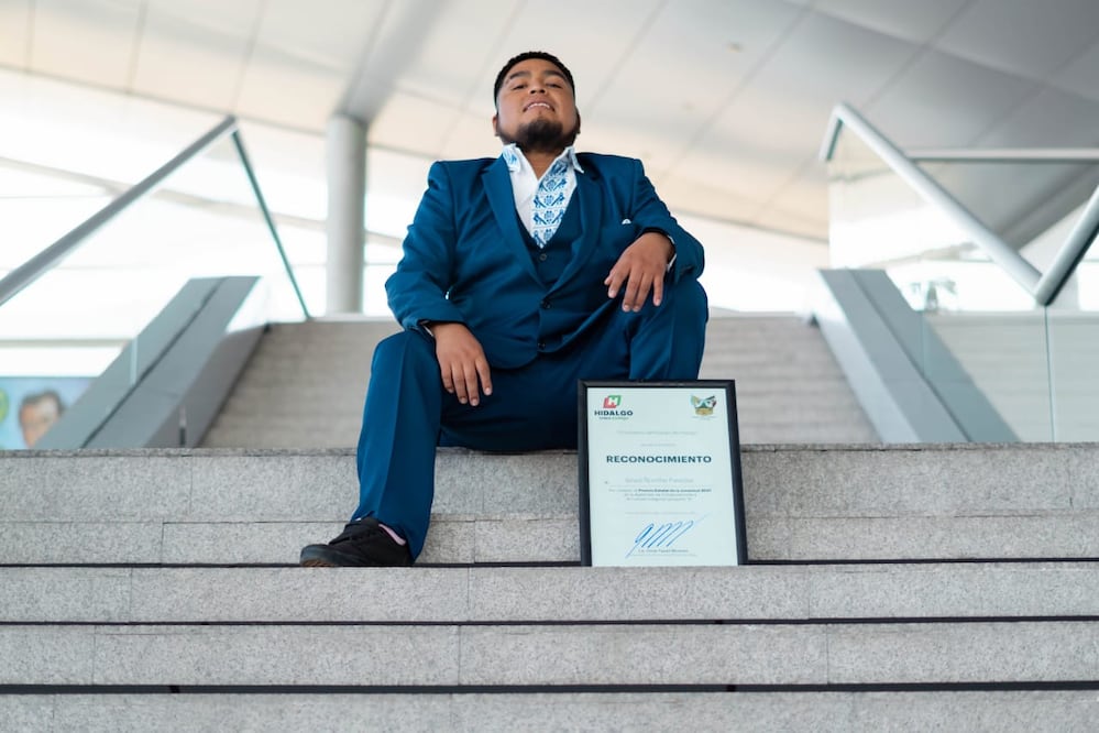 La Cámara de Diputados LXV Legislatura, otorgó un reconocimiento a Israel Ñonte Paredes, por su contribución al fortalecimiento de la cultura Otomí Hñähñu, mediante la creación de contenidos y música en su lengua materna Foto: especial