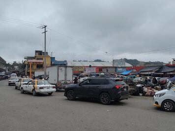 Estacionamiento del mercado municipal de Huejutla es insuficiente