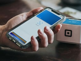 Pequeños comerciantes aceptarán pago con tarjetas vía celulares; esperan que ventas se incrementen hasta 25%