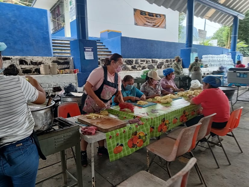 Comedor comunitario instalado en el bachillerato de la cabecera municipal de Huehuetla donde preparan 3 mil raciones diarias para damnificados por las inundaciones y derrumbes
Fotos Lourdes Naranjo