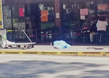 Hombre de 78 años fallece tras presunto infarto sobre banqueta en Tulancingo