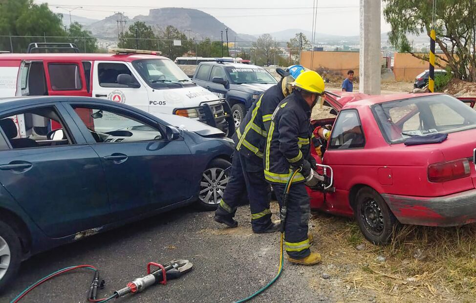 Bomberos rescatan a persona atrapada en accidente en San Agustín Tlaxiaca | Foto: Especial