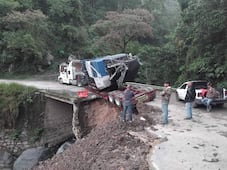 Cae tractocamión y bloquea paso entre Tenango de Doria y San Bartolo Tutotepec