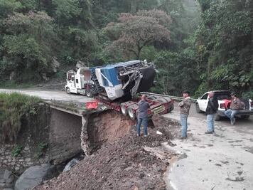 Cae tractocamión y bloquea paso entre Tenango de Doria y San Bartolo Tutotepec