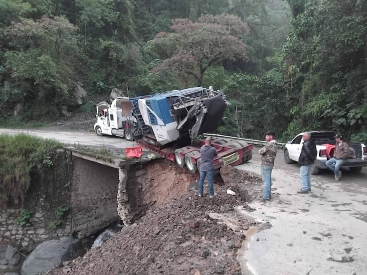Cae tractocamión y bloquea paso entre Tenango de Doria y San Bartolo Tutotepec