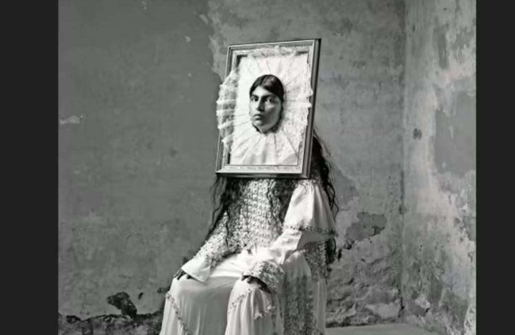 Carmen Serratos en el retrato “Flor de Mayo” (2021), de Pieter Henket en la serie Birds of Mexico City, ahora publicado en libro. Crédito: Copyright: Pieter Henket. Cortesía de Damiani Books