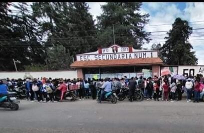 Bloquean vialidad, padres de familia de la secundaria Benito Juárez