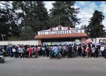 Bloquean vialidad, padres de familia de la secundaria Benito Juárez