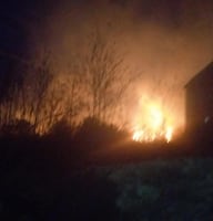 Atienden incendio de pastizal que amenazaba viviendas en Atitalaquia