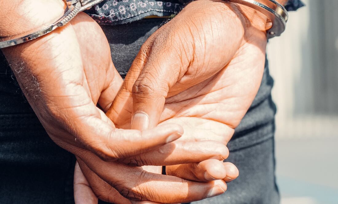 Elementos de seguridad realizaron una inspección y se le encontraron entre sus pertenencias el enervante y la presunta droga Foto: Ilustrativa