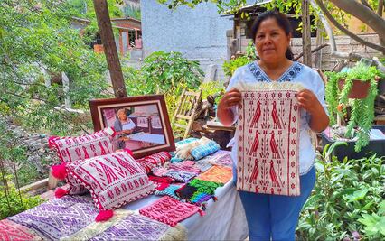 Artesana hidalguense recibe mención honorífica en el Concurso Nacional de Textiles